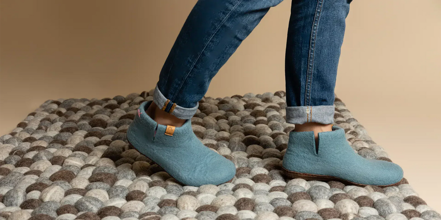 Warum Barfußgefühl wichtig ist – und wie Hausschuhe das unterstützen können Barfußgefühl bei Hausschuhen